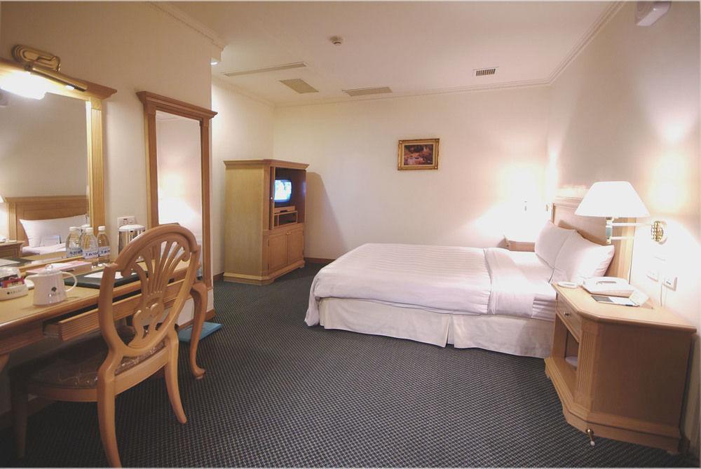 Cambridge Hotel - Yung Kang Yongkang Exteriér fotografie